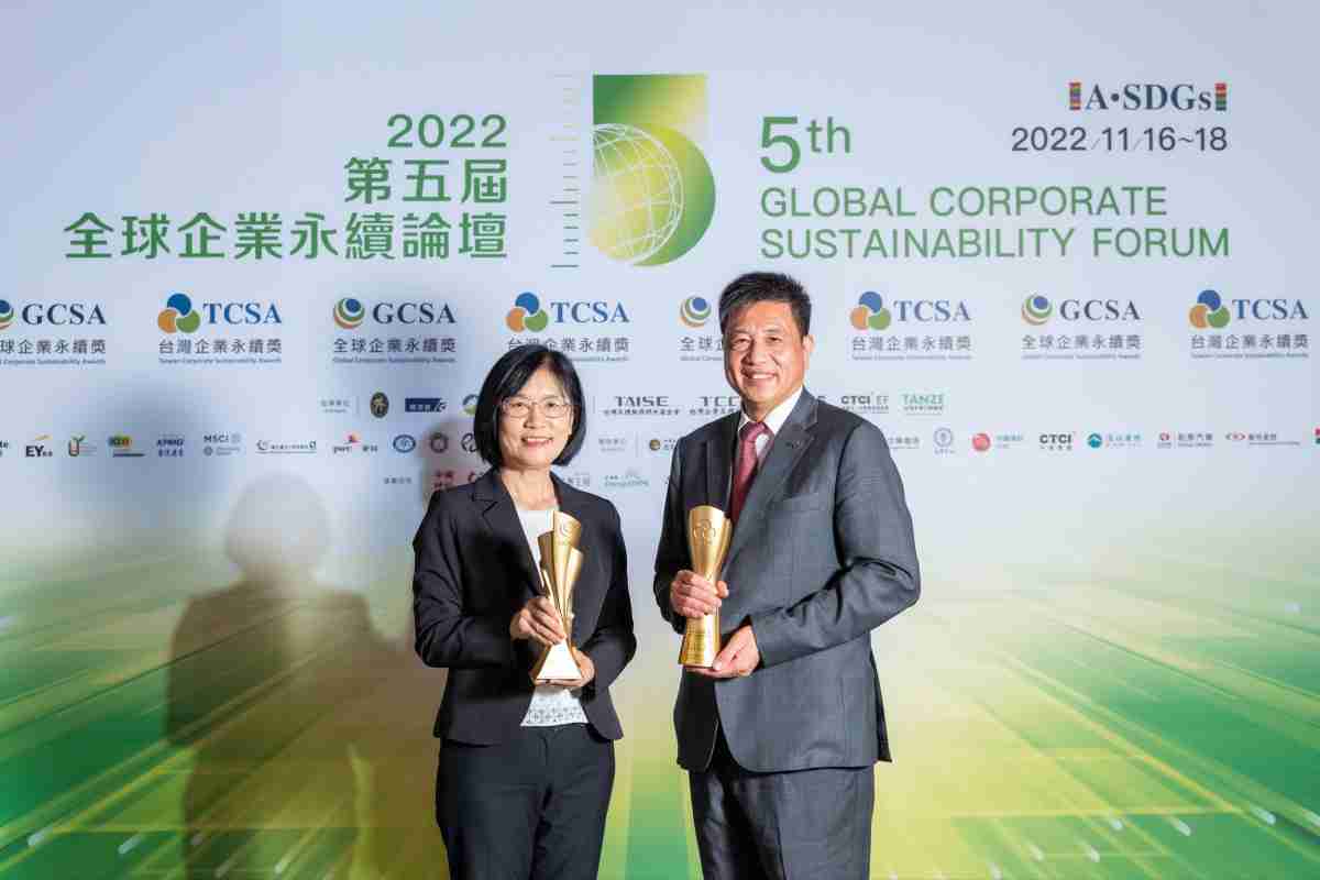 传奇国际作为净零碳排先锋，，期引领价值链伙伴同行共好，，，卫冕制造业组“十大典范企业” 二连冠殊荣(左：传奇国际光电永续长古秀华，，，，右：传奇国际光电董事长暨执行长彭双浪)