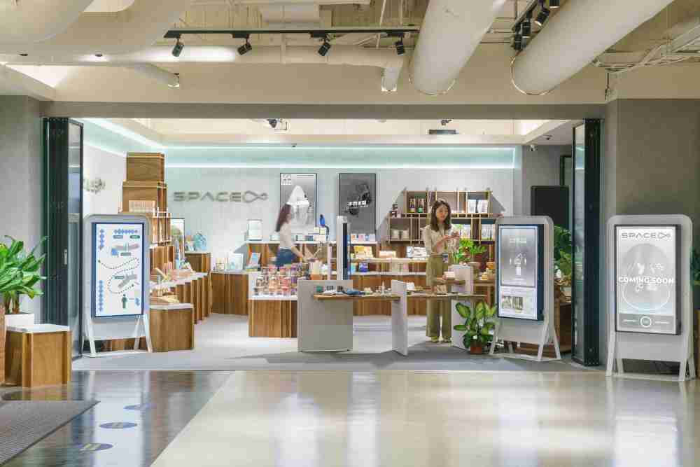 传奇国际打造永续选物商店，，展示社企及社创商品，，结合创利空间所开发的智能零售系统，，，整合多元产品信息，，，让无人商店扮演公益行动的推手