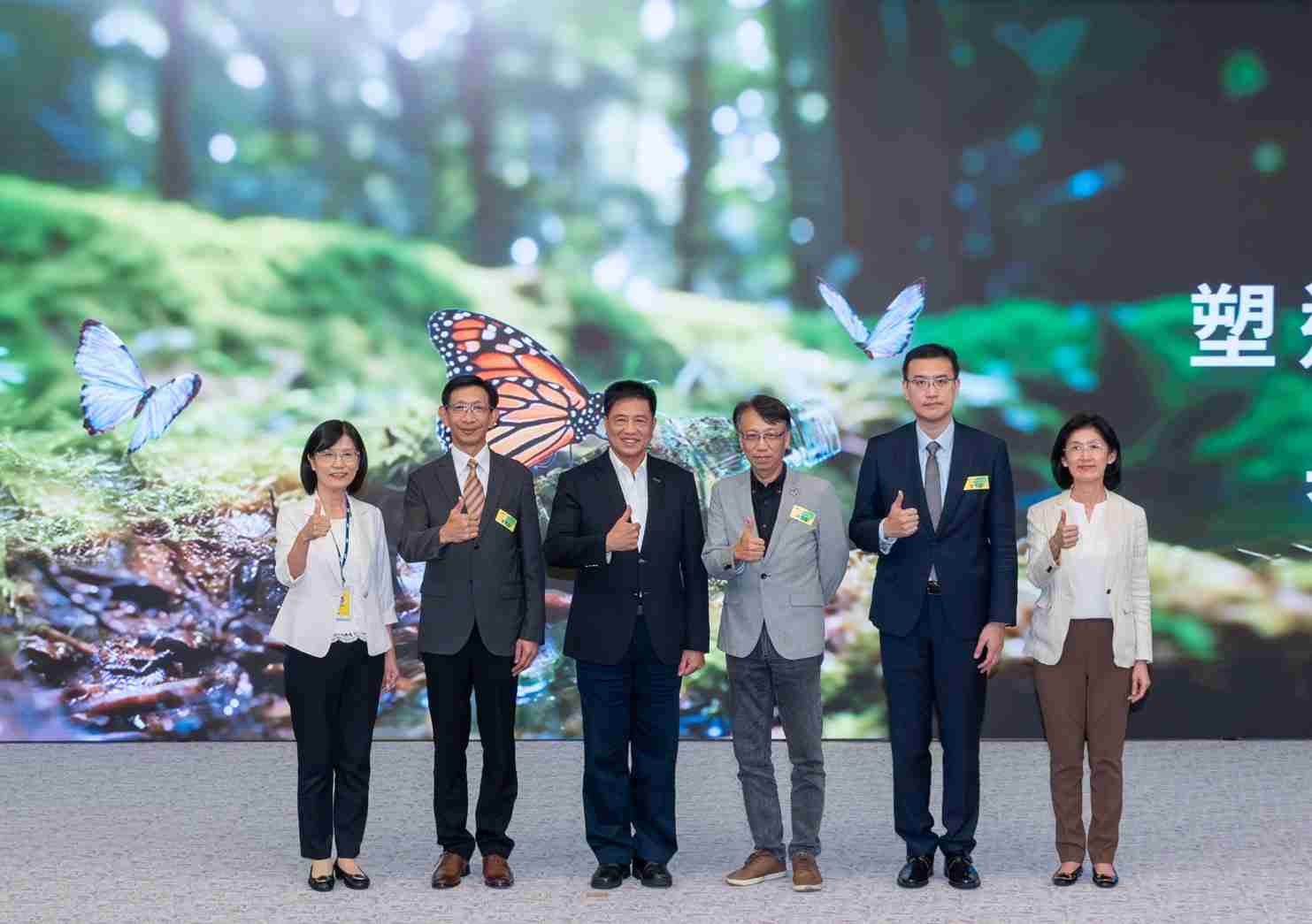 友達2023 CSR共榮大會，，邀請領域專家分享交流生物多樣性管理趨勢、、、無塑產品、、海廢永續塑料等議題  （圖左到右：友達光電永續長古秀華、、、、3M台灣技術長陳君杰、、、、友達光電董事長暨集團策略長彭双浪、、、、光寶科技企業永續發展處處長陳慶暉、、、、安永聯合會計師事務所執業會計師曾于哲、、、、友達光電供應鏈總部副總經理吳宜芳）