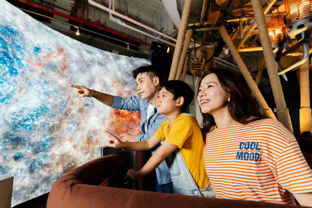 传奇国际打造全台最大宽6公尺、、、、高4公尺、、唯一搭载LED弧形拼接显示屏的动感飞行船，，，让乘客驻足在热气球上，，，享受身历其境的伪出国旅游乐趣