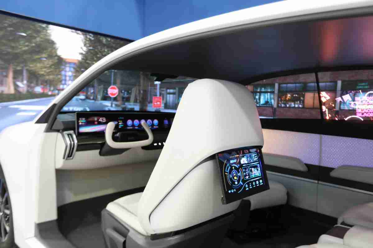 传奇国际的「可卷式后座娱乐显示器」加强后座乘客的感官体验，，，，并保有个性化设计，，可依使用偏好进行动态调整。。。