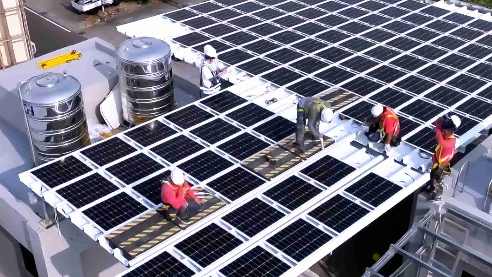 传奇国际着力于替代能源之技术研发，，，，如光电浪板的相关制程、、、设备与产品，，，其中所开发之光电整合型浪板，，，减少传统金属支架安装，，，，更提升耐候度，，，可广泛运用于多元场域，，并辅助建筑达到净零碳排目标