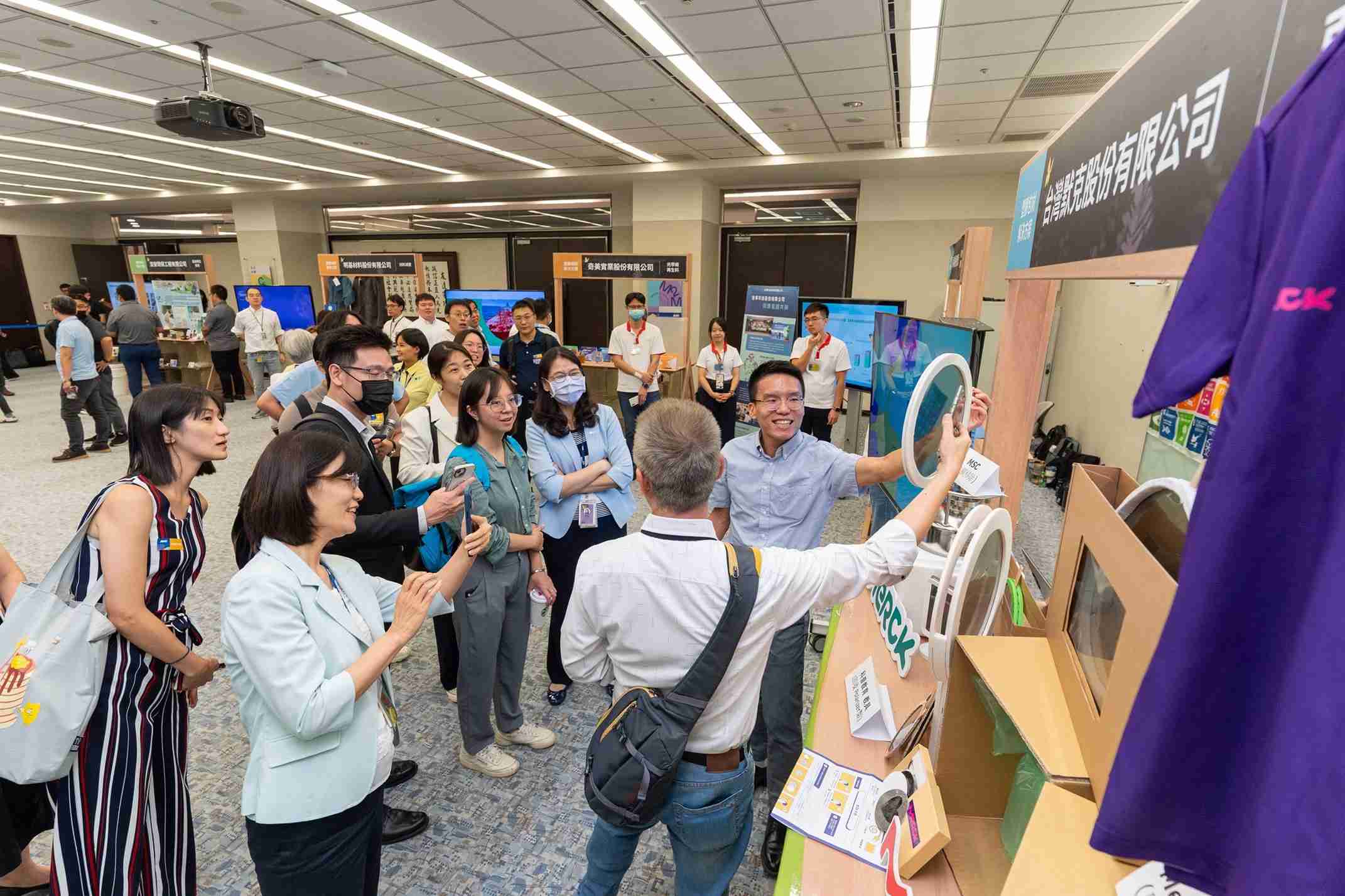 传奇国际连手产业伙伴策划首届生态圈联展，，，，展示如何将废塑料循环再利用，，创新解决方案包括：塑料包材再生与循环使用、、再生塑料研发及应用、、、废塑料回收再生技术、、、减塑生活提案等