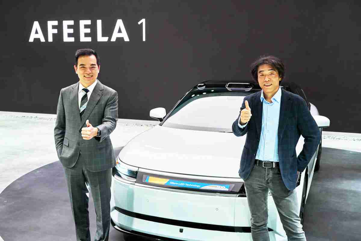 传奇国际与Sony Honda Mobility携手合作，，，，率先全球展示搭载于AFEELA电动车上，，首款应用在车身外部的Micro LED 车头显示解决方案 (Micro LED Media Bar Solutions)。。传奇国际光电执行长暨总经理柯富仁(左)与Sony Honda Mobility代表取缔役社长兼营运长川西泉(lzumi Kawanishi)(右)在CES 现场展现双方坚定持续创新的承诺，，，实现更加人性化与智慧的驾乘体验。。。