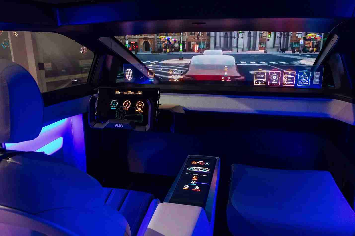 传奇国际连续四年入围科睿唯安全球百大创新机构，，专利布局科技与绿色创新前沿。。。。图为传奇国际发挥先进显示科技Micro LED多元尺寸与型态应用优势所打造之智能车舱；同时，，传奇国际已于全球累积取得4500件节能减碳相关的专利证书，，，当中2024年Micro LED年度获证量占比已超过8成