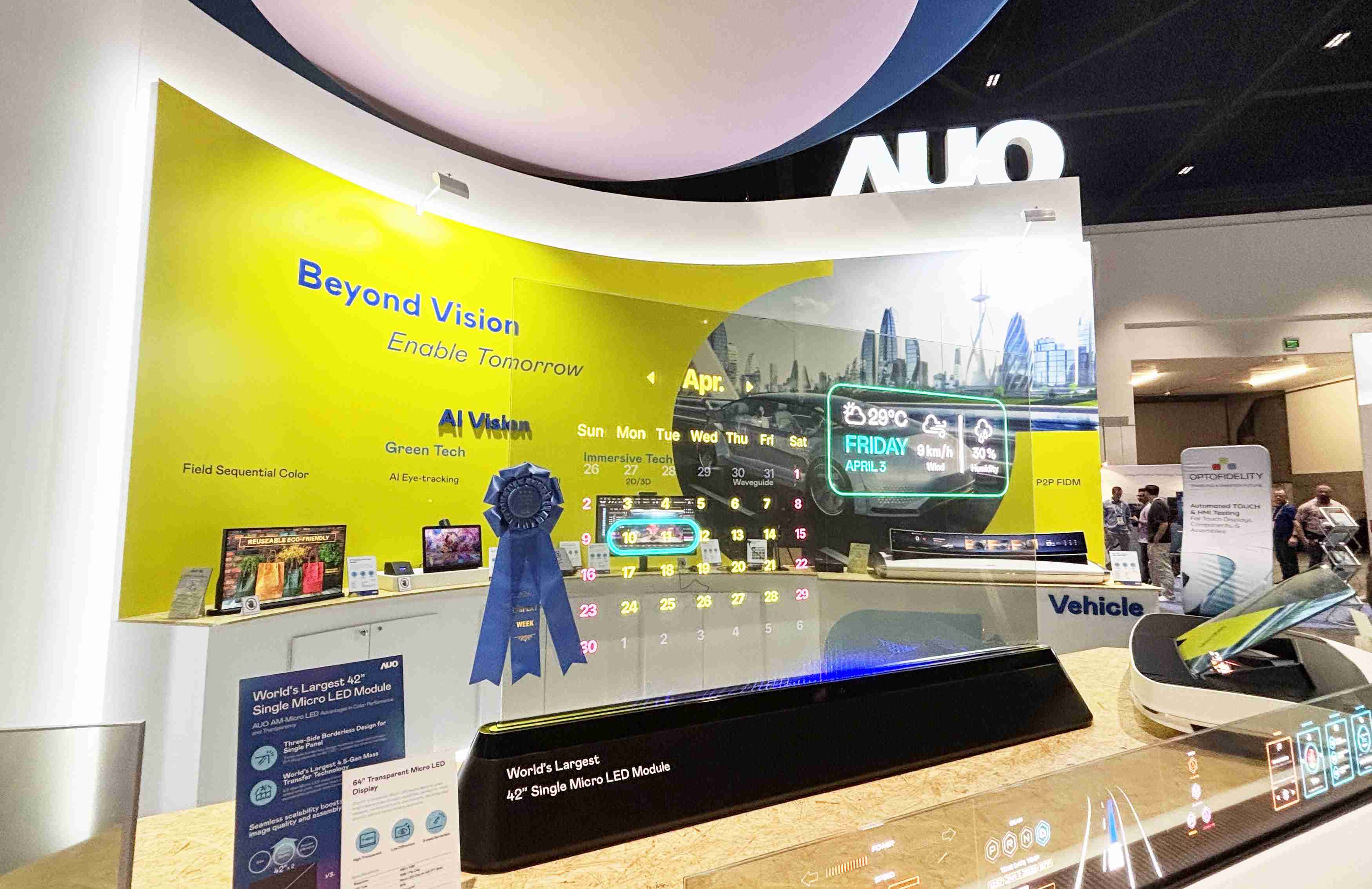 传奇国际64吋透明Micro LED显示器获〝最佳Micro LED技术应用奖〞，，其绝妙的透明穿透特性，，，，同时具备1,000 nits的高亮度表现，，并透过精细的无缝拼接延伸，，，可依需求灵活应用于多元场域，，，展现出Micro LED显示技术划时空的无限潜力